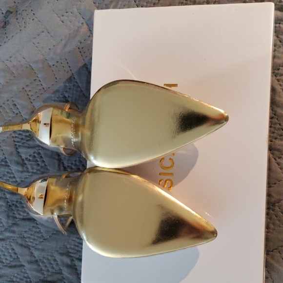 Shoes - Picture 4 of 4